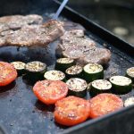 Hoe maak je een plancha grill schoon?