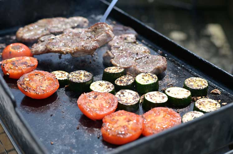 Hoe maak je een plancha grill schoon?