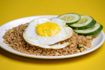 Nasi goreng buiten maken op de barbecue of grill?